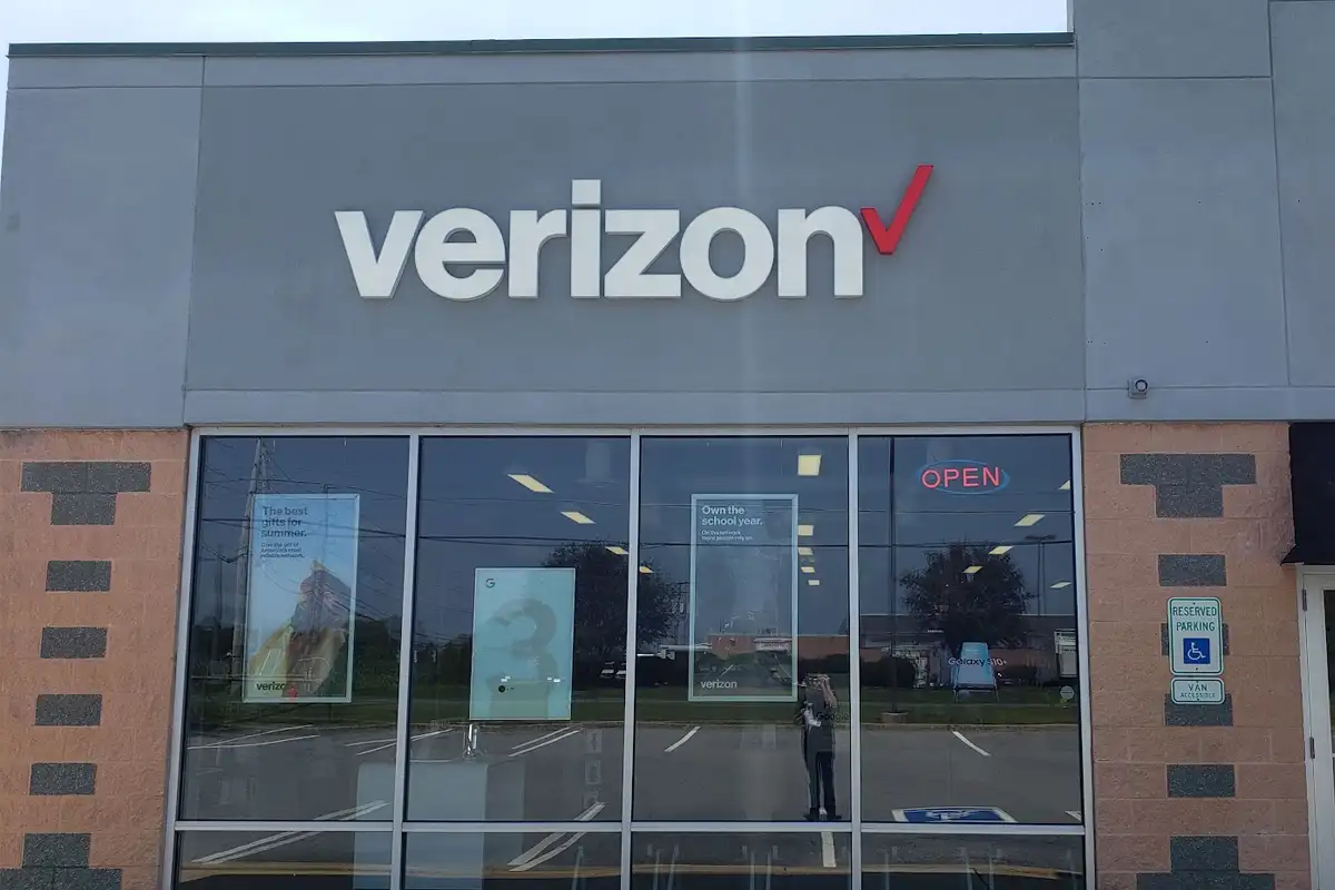 How Retail Phone Stores Work